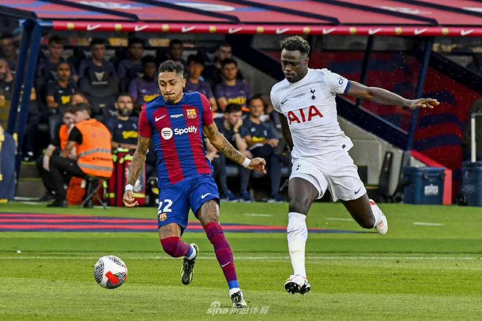 过右路传中 过右路传中