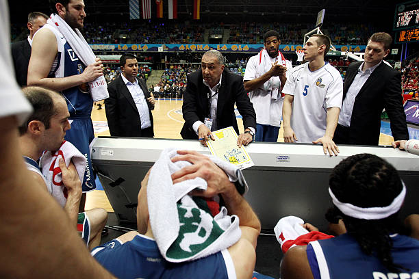 更是对他如 更是对他如